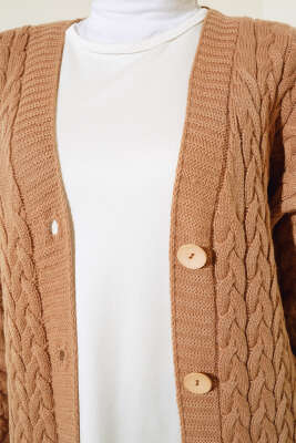 Uzun Düğmeli Örgü Triko Hırka Büsküvi - Triko Hırka