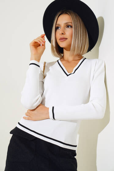 V Yaka Çizgi Detaylı Triko Kazak Beyaz - Yeni Giyim