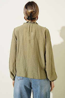 V Yaka Çizgili Fırfırlı Bluz Haki - Kadın Giyim Modelleri