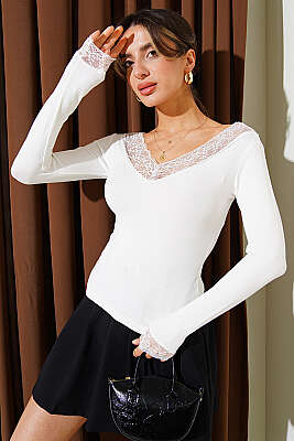 V Yaka Dantel Detaylı Bluz Ekru - Kadın Giyim Modelleri