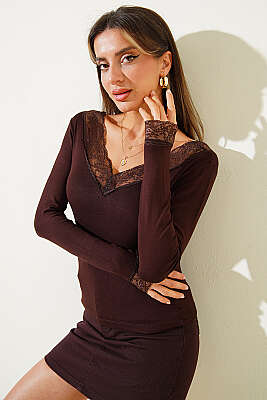 V Yaka Dantel Detaylı Bluz Kahve - Kadın Giyim Modelleri