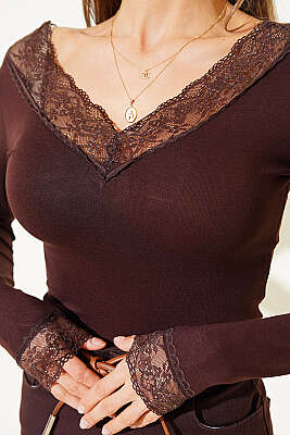 V Yaka Dantel Detaylı Bluz Kahve - Kadın Giyim Modelleri