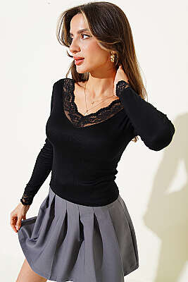 V Yaka Dantel Detaylı Bluz Siyah - Kadın Giyim Modelleri