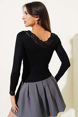 V Yaka Dantel Detaylı Bluz Siyah - Kadın Giyim Modelleri