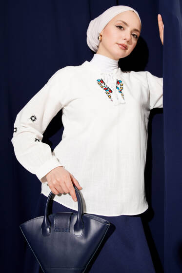 V Yaka Nakış Detaylı Keten Bluz Ekru - Bluz