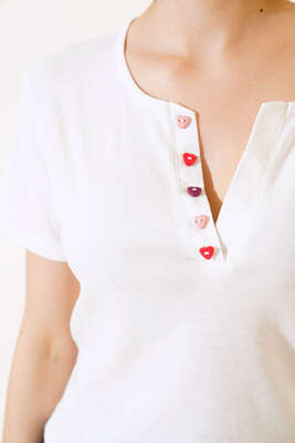 V Yaka Renkli Düğmeli Bluz Ekru - Kadın Giyim Modelleri