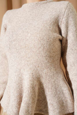 Volanlı Yumoş Triko Kazak Bej - Triko Kazak