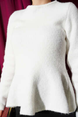 Volanlı Yumoş Triko Kazak Ekru - Triko Kazak