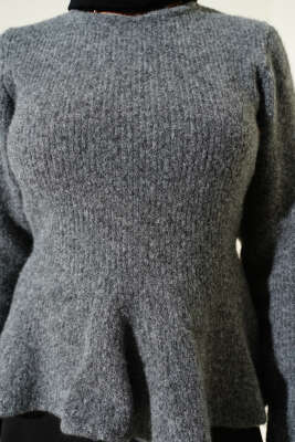 Volanlı Yumoş Triko Kazak Füme - Triko Kazak