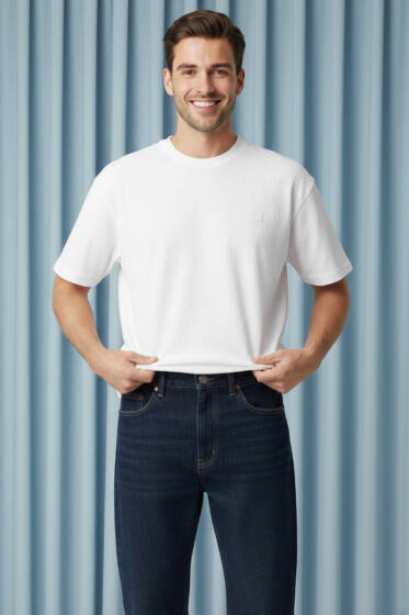 Yaka Armalı Labirent Desen Erkek T-shirt Beyaz - Erkek T-shirt