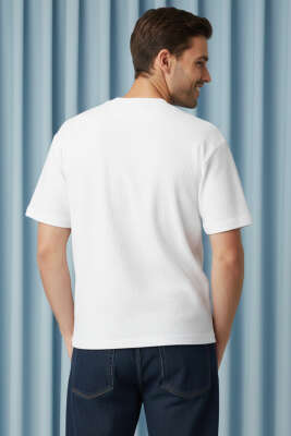 Yaka Armalı Labirent Desen Erkek T-shirt Beyaz - Erkek T-shirt