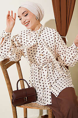 Yaka Bağlamalı Puantiyeli Gömlek Bej - MUSTİ