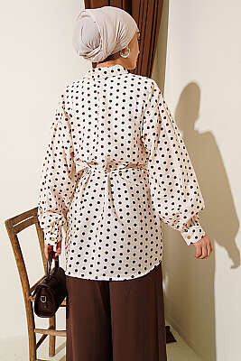 Yaka Bağlamalı Puantiyeli Gömlek Bej - Gömlek