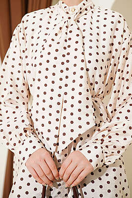 Yaka Bağlamalı Puantiyeli Gömlek Bej - Gömlek