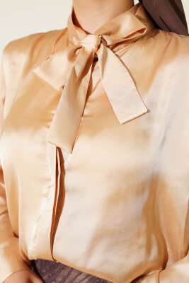 Yaka Bağlamalı Saten Gömlek Camel - Yılın Fırsatı