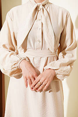 Yaka Bağlamalı Yarım Düğmeli Elbise Bej - Elbise