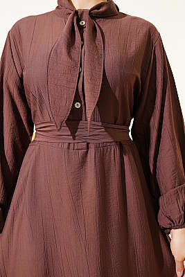 Yaka Bağlamalı Yarım Düğmeli Elbise Kahve - Elbise