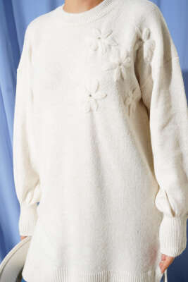 Yaka Çiçekli Yumoş Triko Tunik Ekru - Tunik