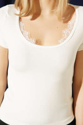 Yaka Dantel Detaylı T-shirt Ekru - Kadın Giyim Modelleri