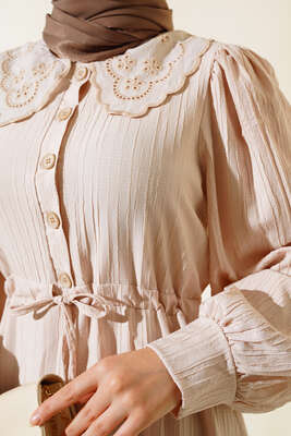 Yaka Dantelli Bel Tünelli Elbise Bej - Tesettür Elbise