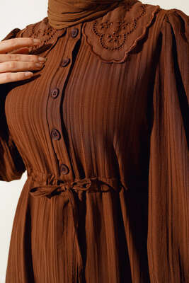 Yaka Dantelli Bel Tünelli Elbise Kahve - Tesettür Elbise