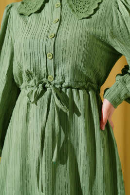 Yaka Dantelli Düğmeli Elbise Çağla Yeşili - Tesettür Elbise