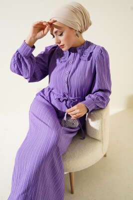 Yaka Dantelli Düğmeli Elbise Lila