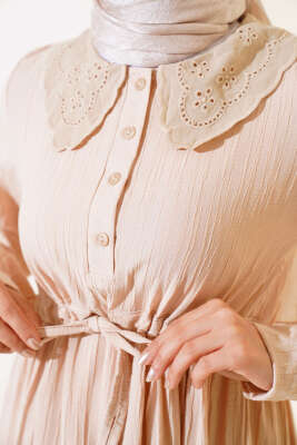 Yaka Dantelli Yarım Düğmeli Elbise Bej - Tesettür Elbise