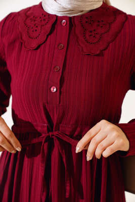 Yaka Dantelli Yarım Düğmeli Elbise Bordo - Tesettür Elbise