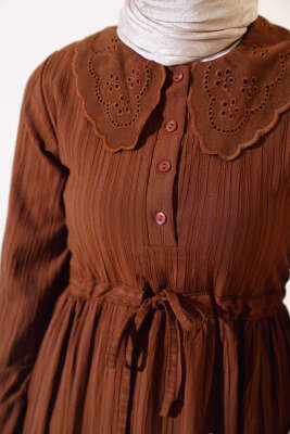 Yaka Dantelli Yarım Düğmeli Elbise Kahve - Tesettür Elbise