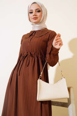 Yaka Dantelli Yarım Düğmeli Elbise Kahve - Tesettür Elbise