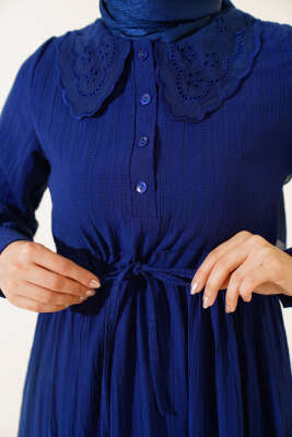 Yaka Dantelli Yarım Düğmeli Elbise Lacivert - Tesettür Elbise