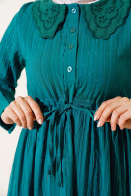 Yaka Dantelli Yarım Düğmeli Elbise Zümrüt - Tesettür Elbise