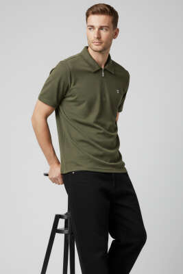 Yaka Fermuarlı Armalı Erkek T-shirt Haki - BESSE