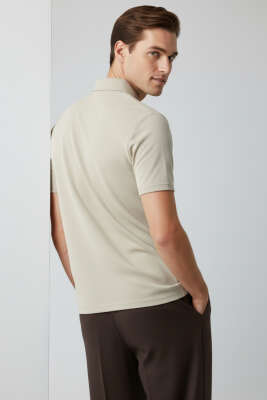 Yaka Fermuarlı Armalı Erkek T-shirt Taş - Erkek T-shirt