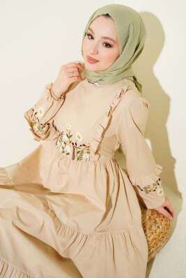 Yaka Fırfırlı Nakışlı Poplin Elbise Bej - ASMİN