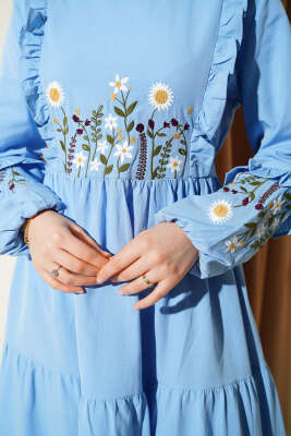 Yaka Fırfırlı Nakışlı Poplin Elbise Buz Mavisi - Elbise