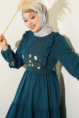 Yaka Fırfırlı Nakışlı Poplin Elbise Zümrüt - ASMİN