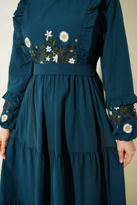 Yaka Fırfırlı Nakışlı Poplin Elbise Zümrüt - Elbise