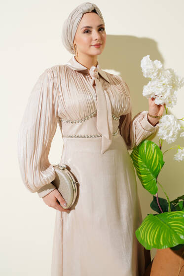 Yaka Fiyonklu Taşlı Abiye Elbise Bej - Elbise