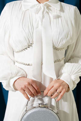 Yaka Fiyonklu Taşlı Abiye Elbise Beyaz - Elbise