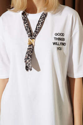 Yaka Fularlı Nakışlı T-shirt Beyaz - Kadın Giyim Modelleri