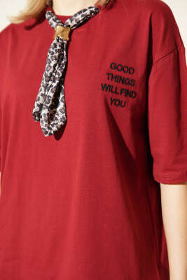 Yaka Fularlı Nakışlı T-shirt Bordo - Kadın Giyim Modelleri
