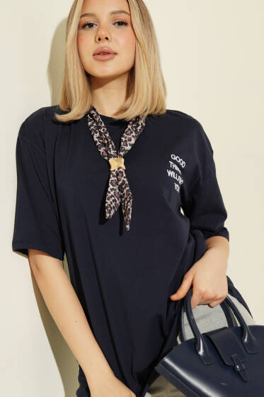 Yaka Fularlı Nakışlı T-shirt Lacivert - Kadın Giyim Modelleri