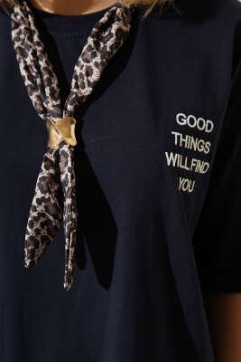 Yaka Fularlı Nakışlı T-shirt Lacivert - Kadın Giyim Modelleri