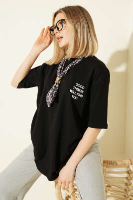 Yaka Fularlı Nakışlı T-shirt Siyah - CALİENTE