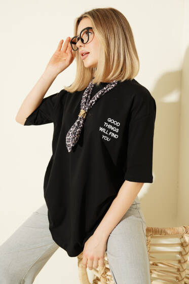 Yaka Fularlı Nakışlı T-shirt Siyah - Kadın Giyim Modelleri