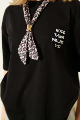 Yaka Fularlı Nakışlı T-shirt Siyah - Kadın Giyim Modelleri