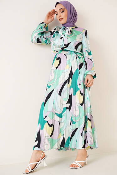 Yaka Fularlı Piliseli Saten Elbise Yeşil - Tesettür Elbise