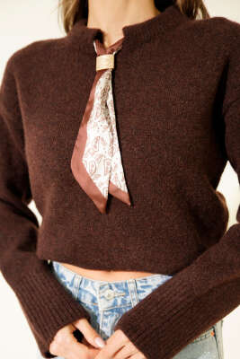 Yaka Fularlı Yumoş Triko Kazak Kahve - Kadın Giyim Modelleri